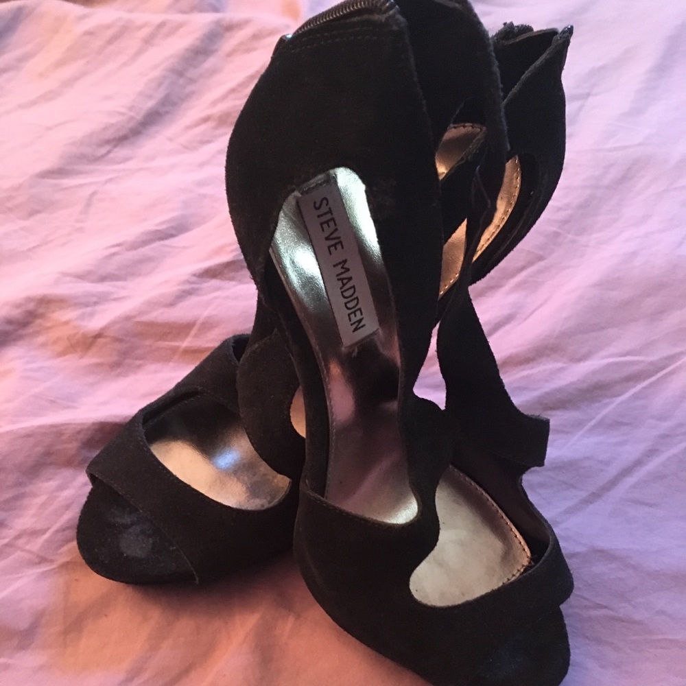 EUC Steve Madden sz 9 black suede heels, zip back